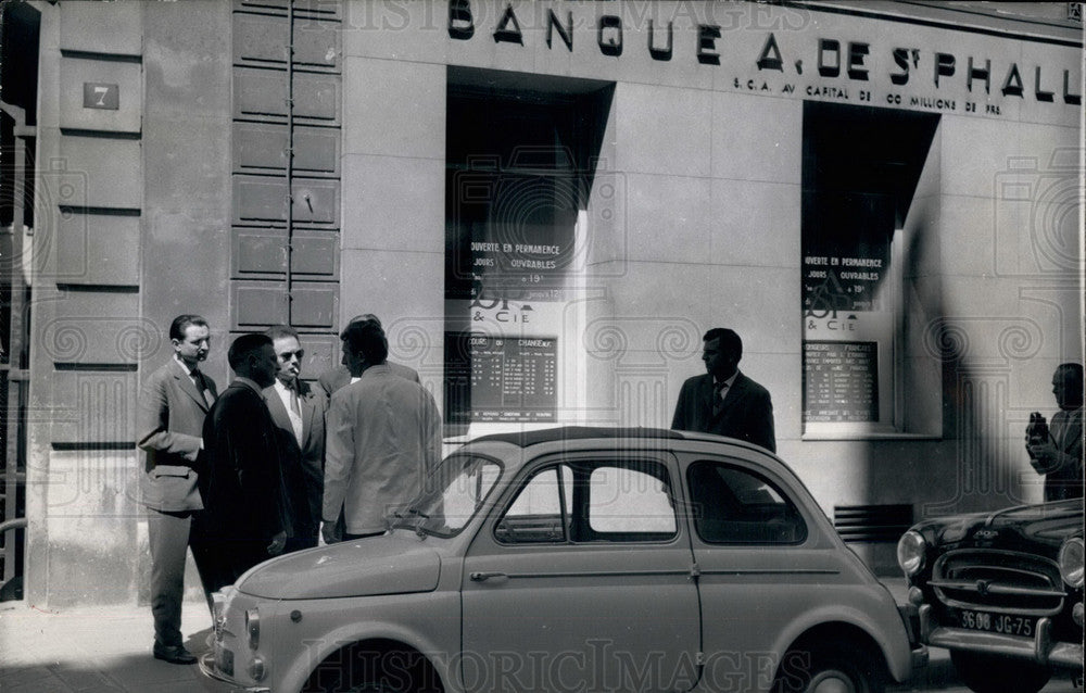 1960, Waiter Eye-Witness Questioned About Paris Bank Hold-Up - Historic Images