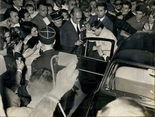 1964, A wild mob almost lynched Lucien Leger - KSB19745 - Historic Images