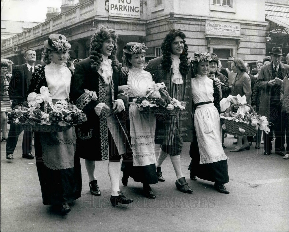 1970 Press Photo Elisa Doolittle flower-seller costumes at Covent Garden Market-Historic Images