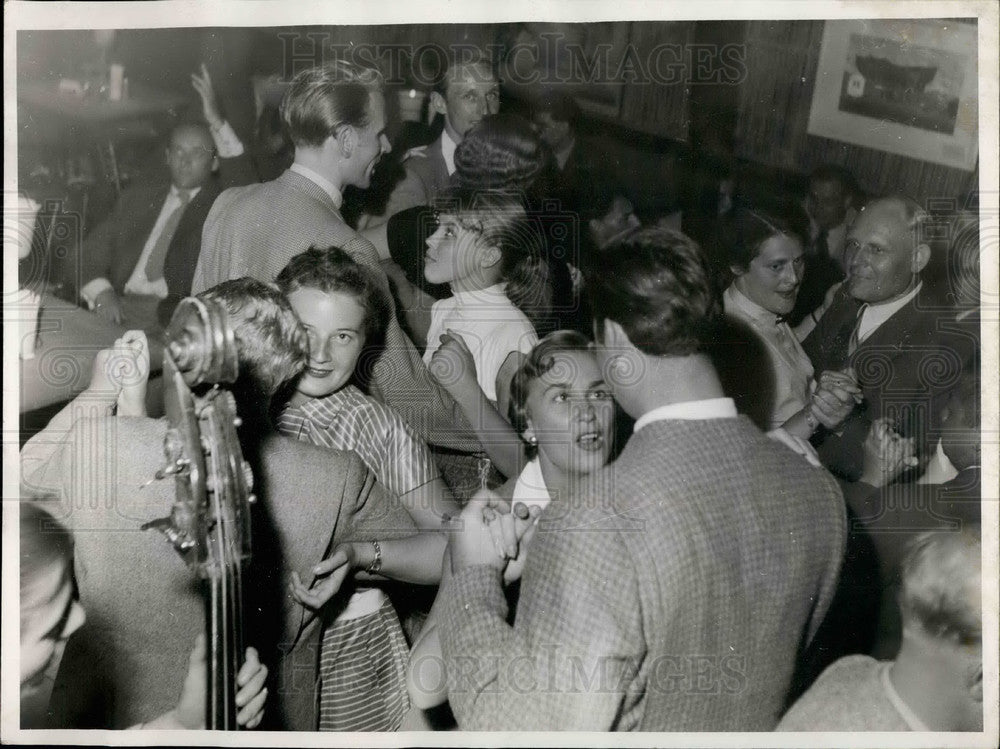 Press Photo KLM club of tall men holds a dance - KSB19799 - Historic Images