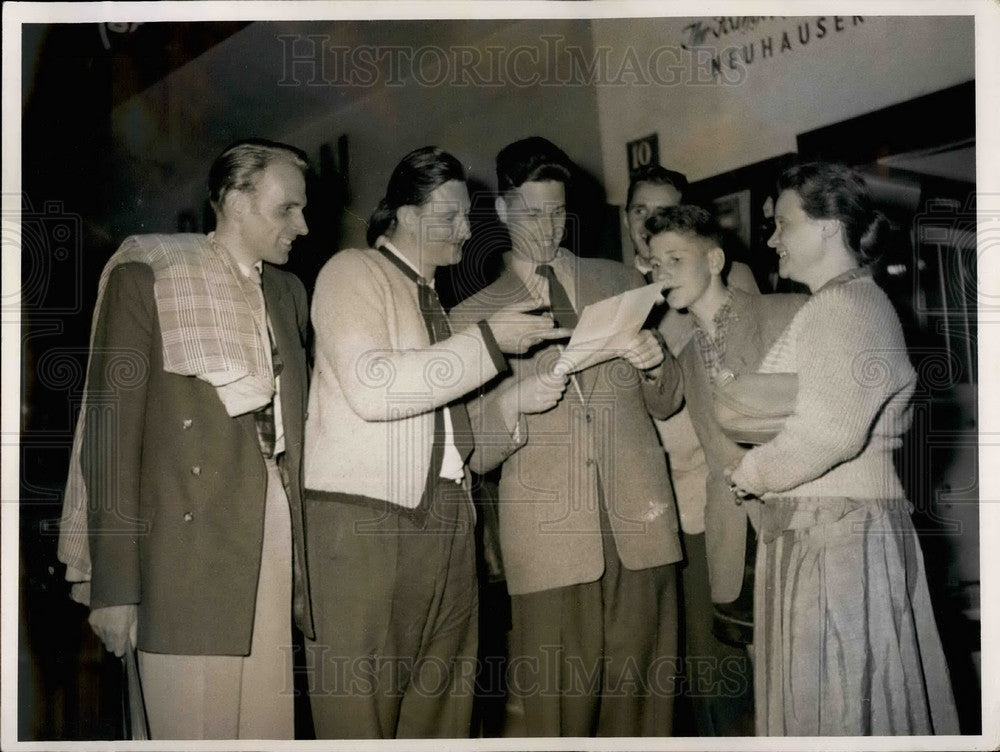 Press Photo Tall mens club members reading a letter - Historic Images