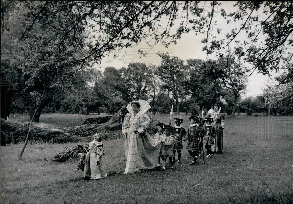 Press Photo A pageant rehearsal in  Meadle, Bucks - Historic Images