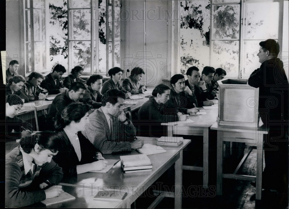 Press Photo Undergraduates at Kasarding,studying - Historic Images