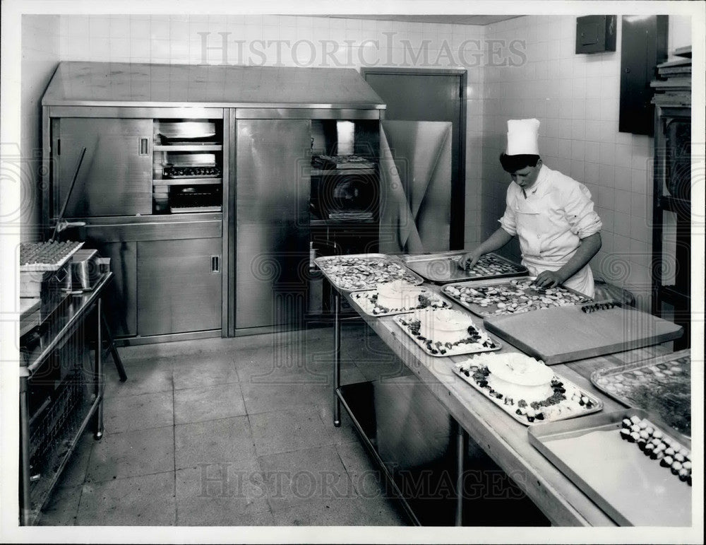 Press Photo Trader Vic&#39;s Restaurant, Roof Restaurant,chef in kitchen - Historic Images