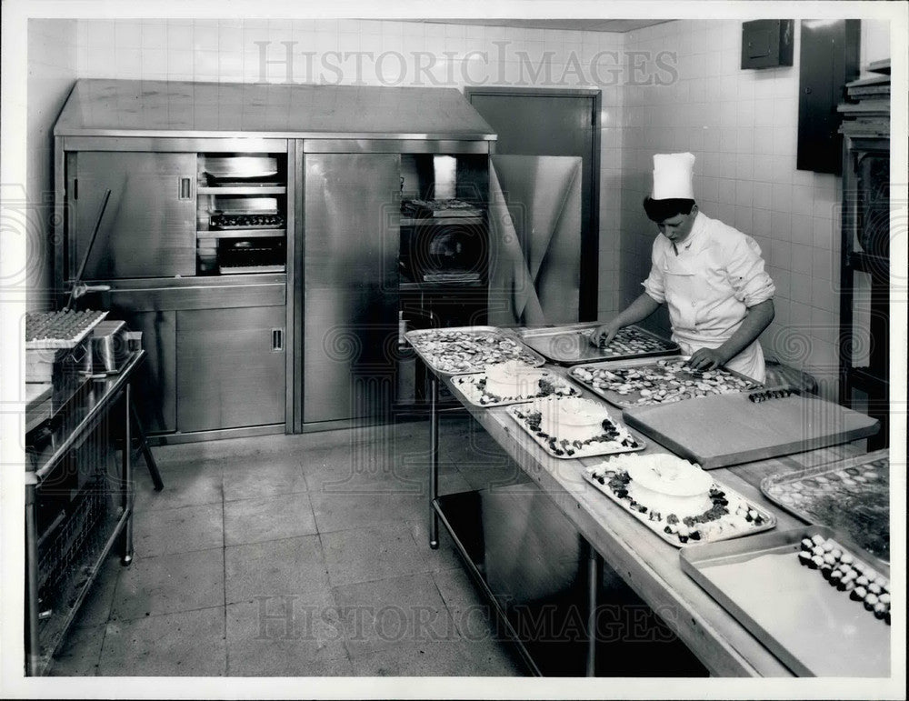 Press Photo Trader Vic's Restaurant, Roof Restaurant,chef in kitchen - Historic Images