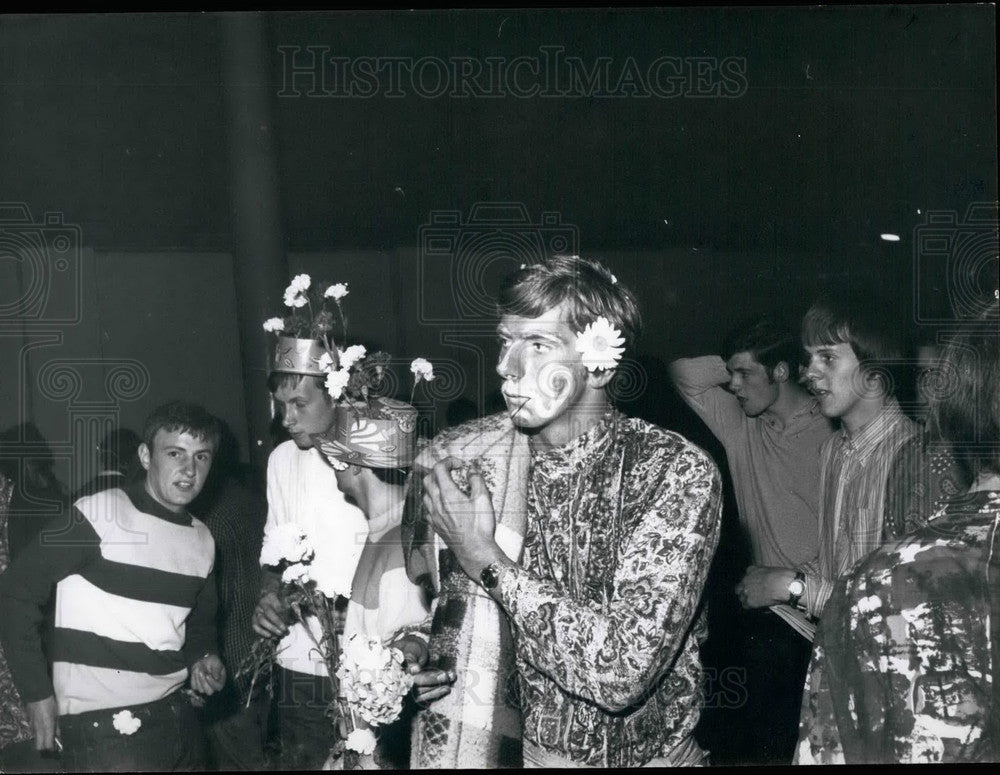 Press Photo The Bracelet And Necklace Bar - KSB20041-Historic Images