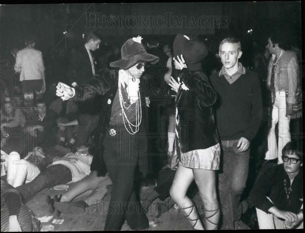 Press Photo Floppy Hats, Shorty Skirts, Beads, Flowers & Decorations Abound - Historic Images