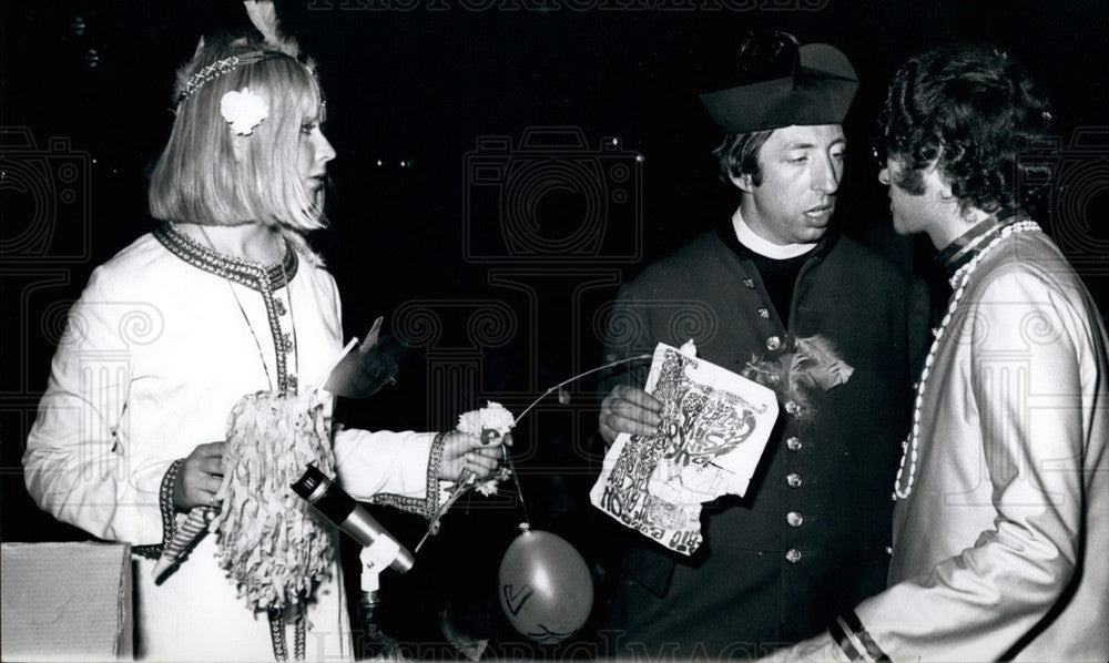 Press Photo An Organiser Dresses Up For His Office - KSB20059 - Historic Images