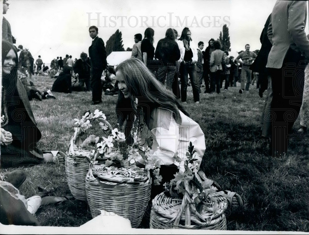 Flower Girl, 1967 Style, With Her Wares At The Jazz Festival - Historic Images