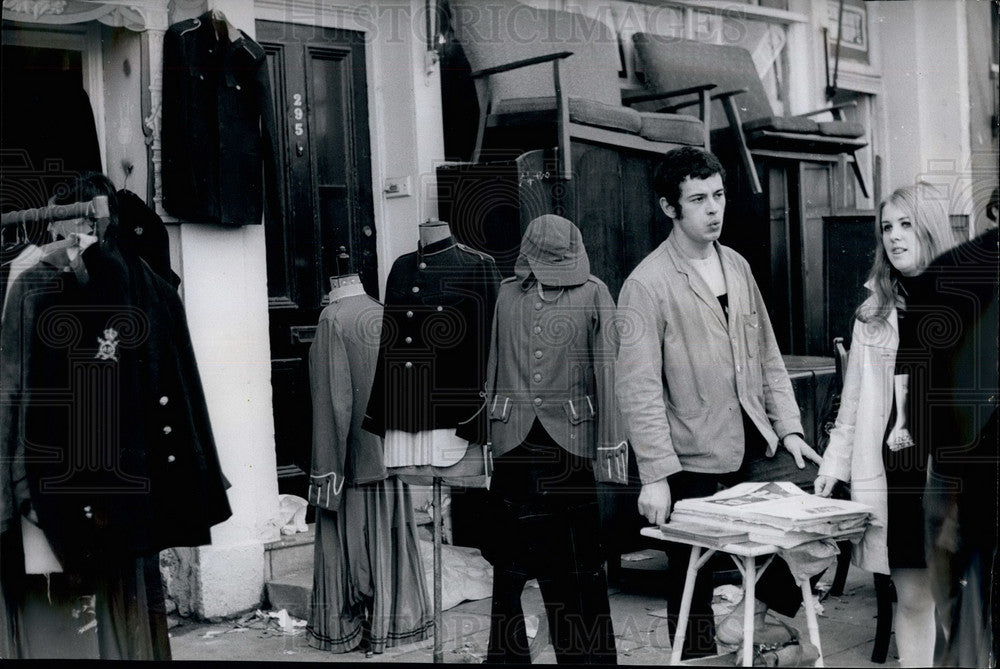 Press Photo Porto Bello Market Is A Good Bet For Finding Uniforms - Historic Images