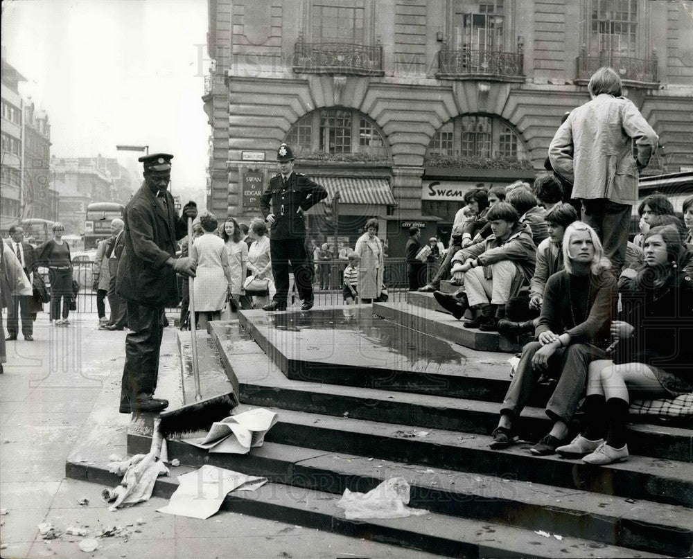 1969, Young People From All Over The World Have Ruined Green Park - Historic Images