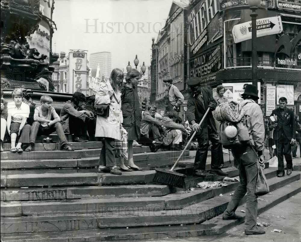 Press Photo Man Cleans Up Streets - KSB20133 - Historic Images