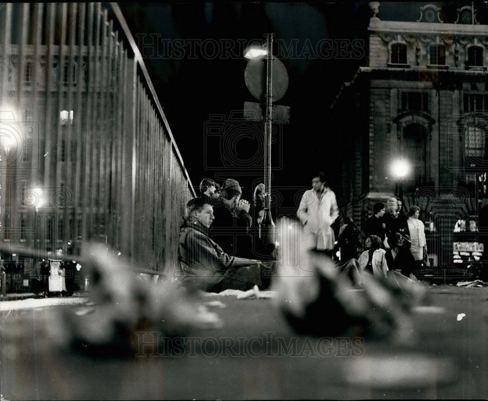 Press Photo Drop-Outs Still Around At Midnight In Trafalgar Square - KSB20137 - Historic Images