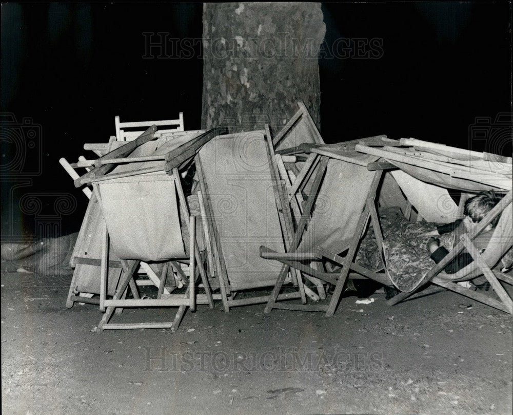 Press Photo A Few Deckchairs Make A Serviceable Bed For The Green Park Dropouts - Historic Images