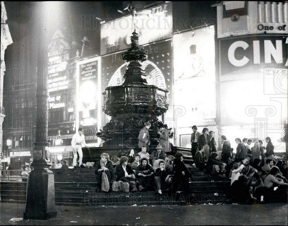 Press Photo Early Morning Dropouts At The Eros Station At Piccadilly Circus - Historic Images