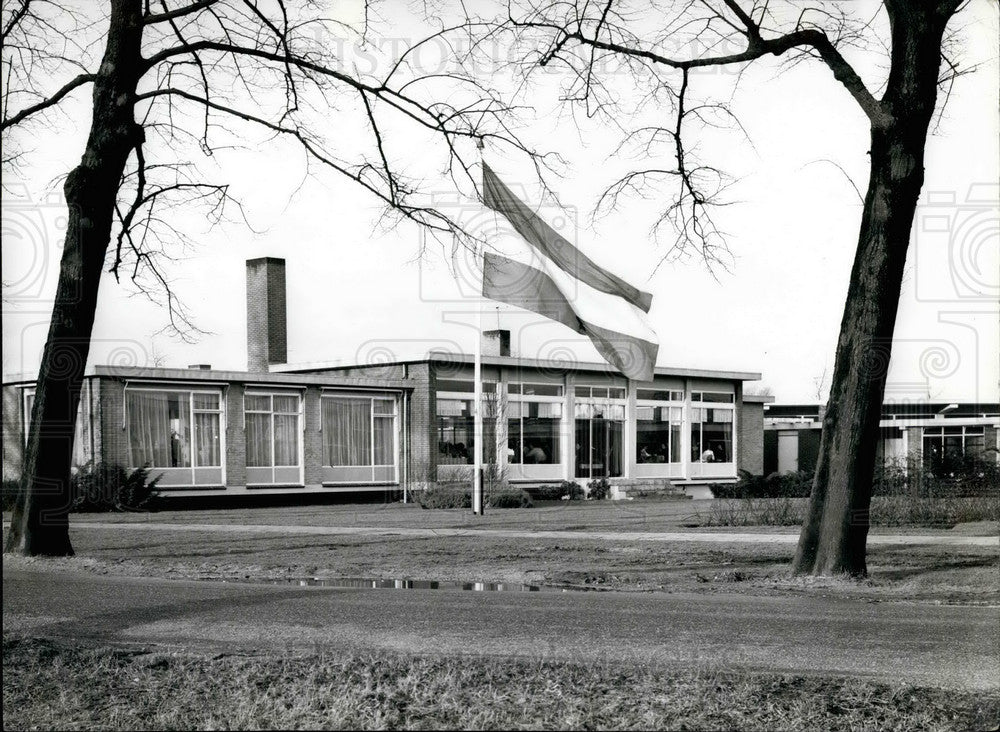 Press Photo A Flag Flies In Front Of A Building - KSB20177 - Historic Images