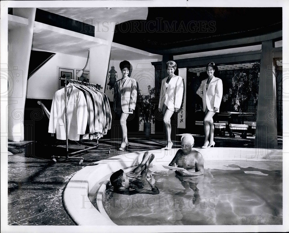 Press Photo Buyer From The North In Indoor Pool With Mal Marshall - Historic Images