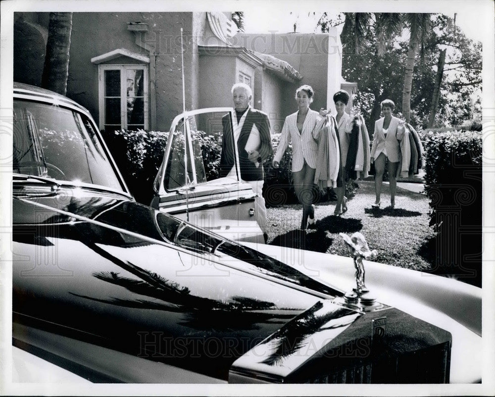 Press Photo Mal Marshall &amp; His Staff Leave Showroom For Delivery - Historic Images