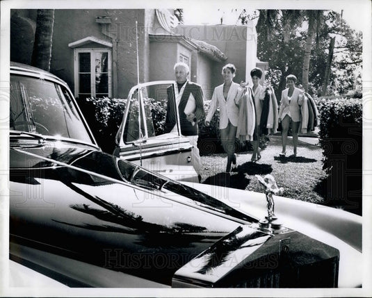 Press Photo Mal Marshall & His Staff Leave Showroom For Delivery - Historic Images