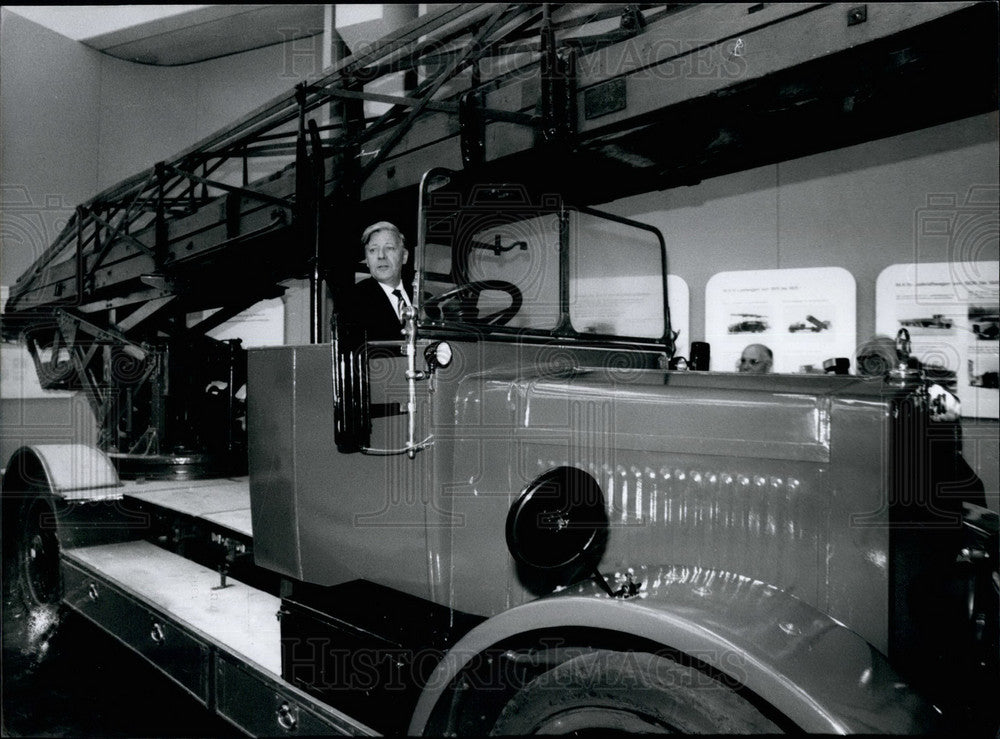 Chancellor Helmut Schmidt Mounted On An Old Fire Brigade Vehicle - Historic Images