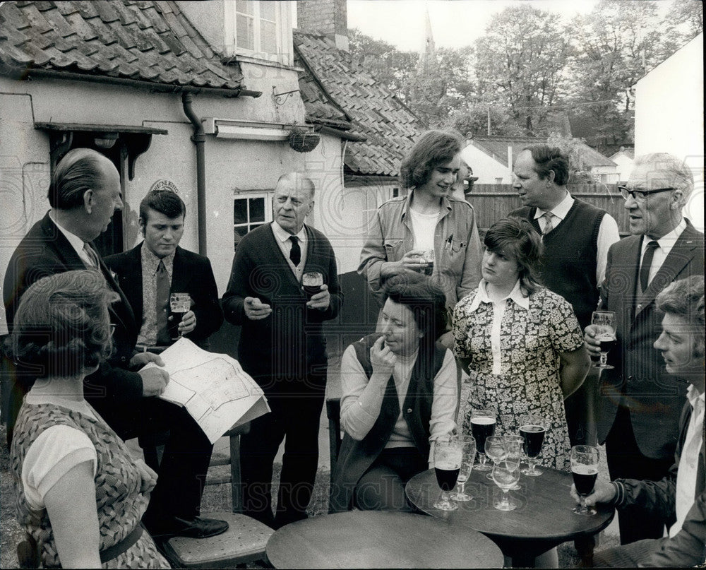1978 Press Photo Villagers Harwick Cambridgeshire Celebrate Land Sale 85 Acres - Historic Images