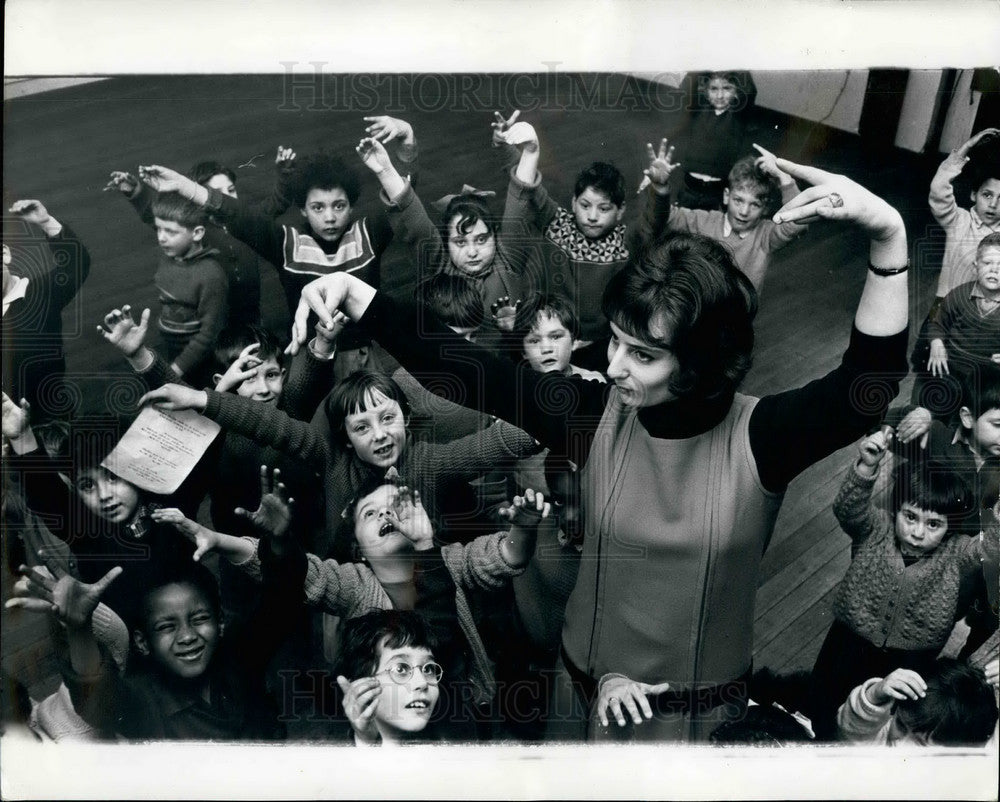 1963 Samuel Lewis Conductor Wife Ronah Teaches Children Music - Historic Images