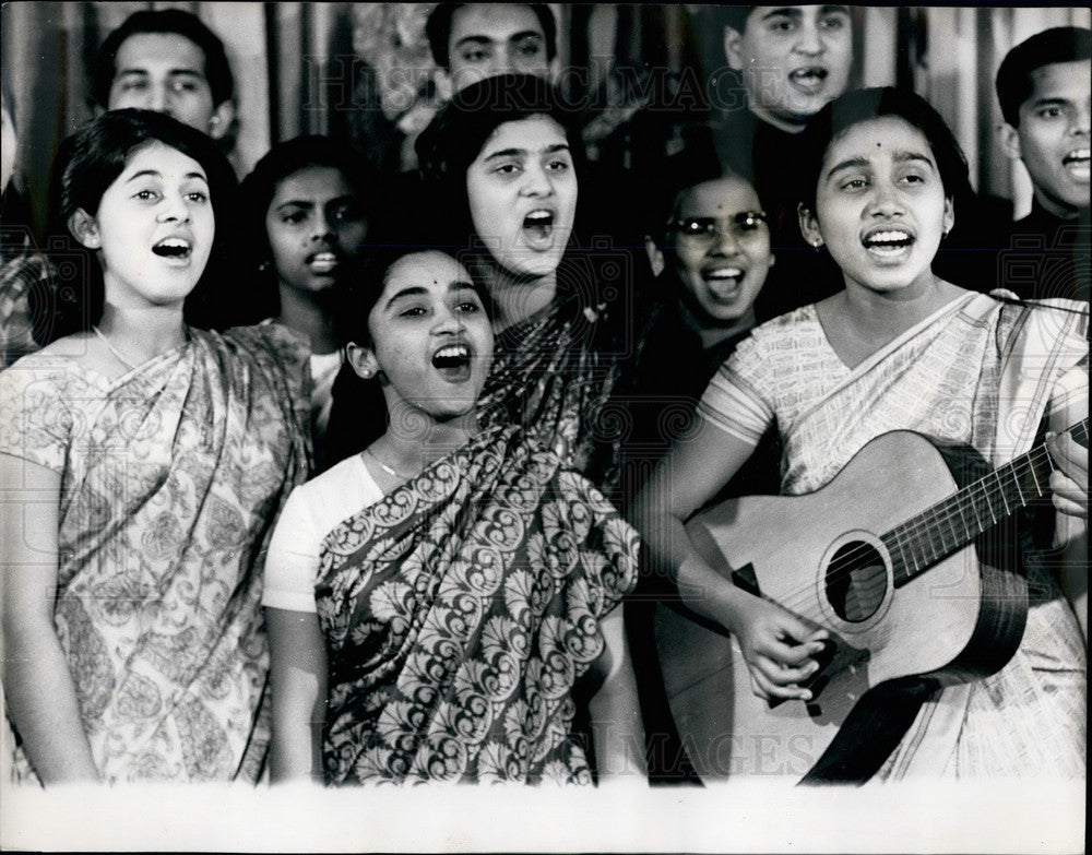 1967 Cast of the Musical &quot;India Arise&quot; arrive - Historic Images