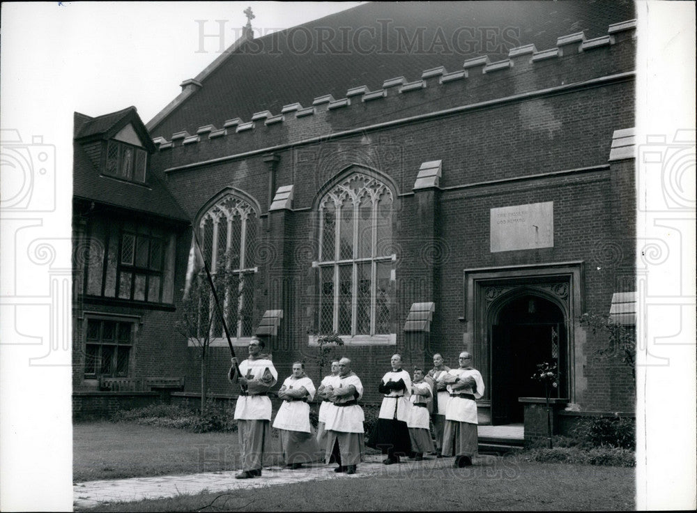 Press Photo Abbot and others at a church - KSB20463 - Historic Images