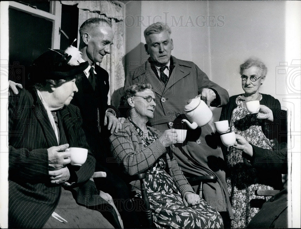 Press Photo Sam Jones and Bill Smith at Dockland Settlement with old people - Historic Images