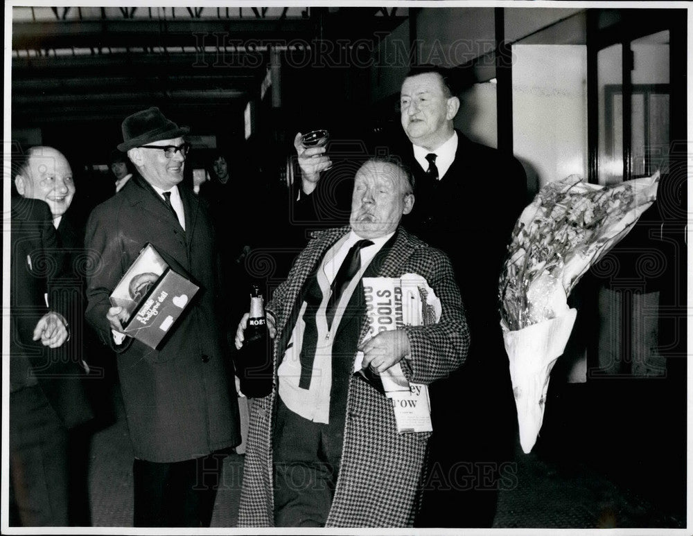 Press Photo Men celebrating - Historic Images