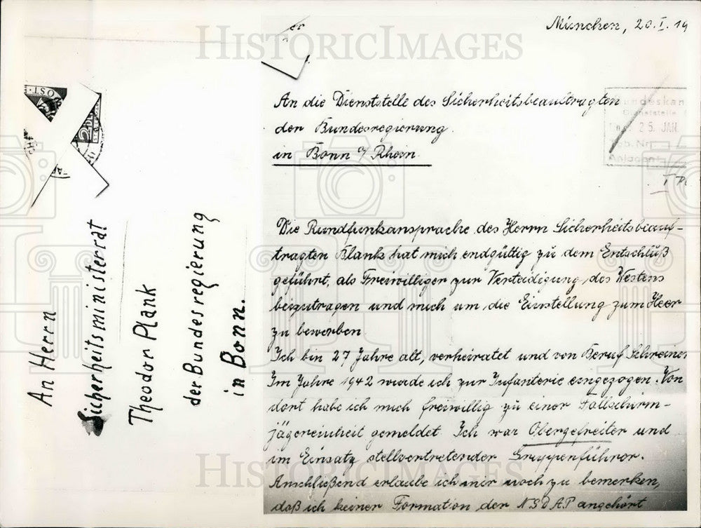 1953 Press Photo German mans letter applying to armed forces - Historic Images