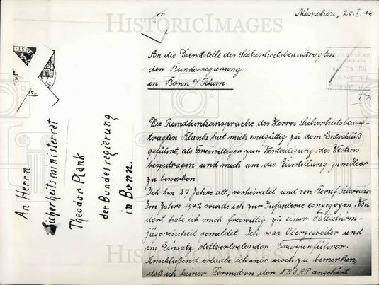 1953 Press Photo German mans letter applying to armed forces - Historic Images