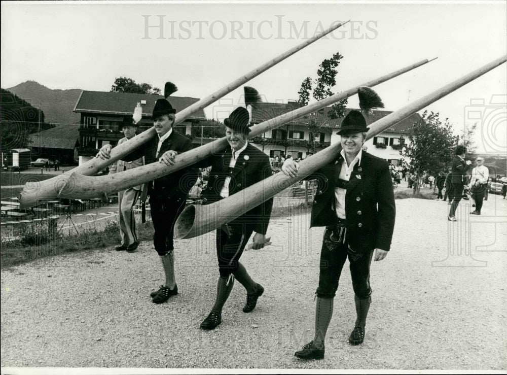 Press Photo Alphorn players in Flinsbach in Germany - KSB20519 - Historic Images