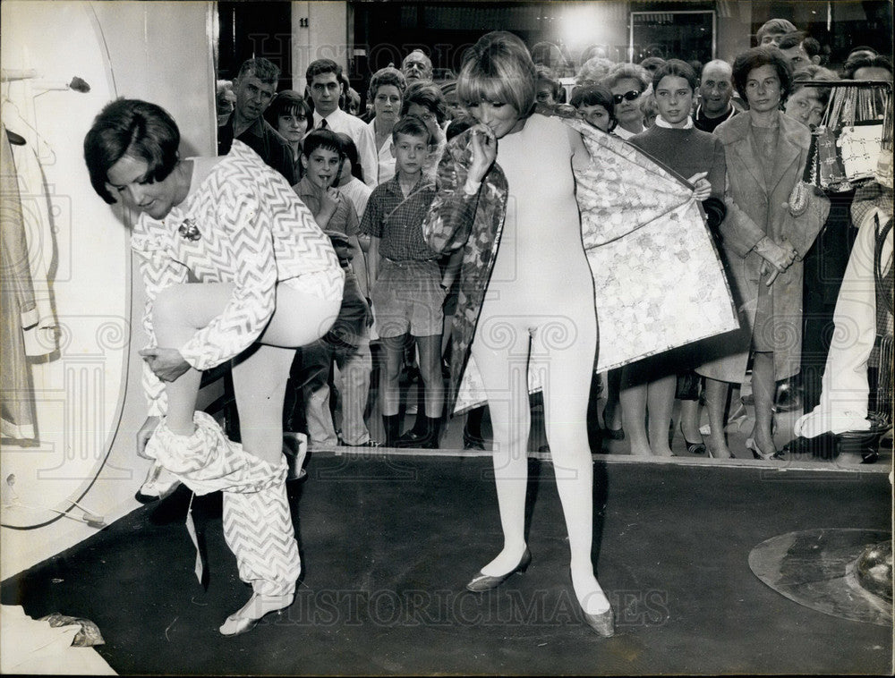  Tiffany's Shop, Living models - Historic Images