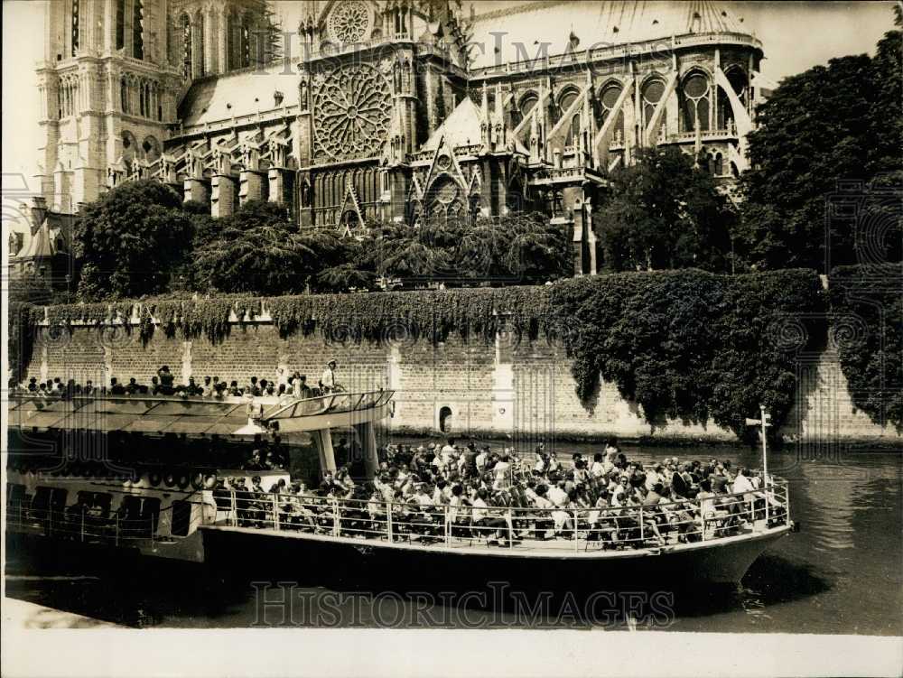 1969, Tourists Invade Paris&#39;s Monuments on Bastille Day. - KSB20545 - Historic Images