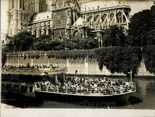 1969, Tourists Invade Paris's Monuments on Bastille Day. - KSB20545 - Historic Images