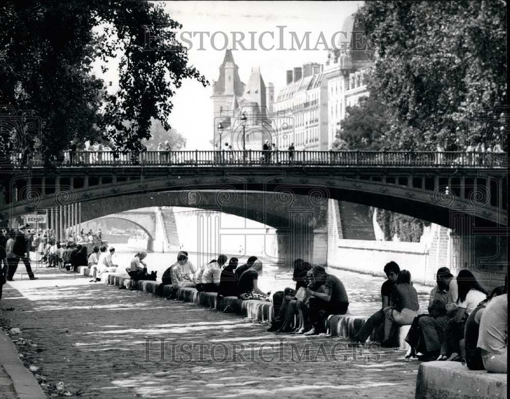 1969 Press Photo Parisians &amp; Tourists Find Shade on Seine Banks From Paris Heat-Historic Images