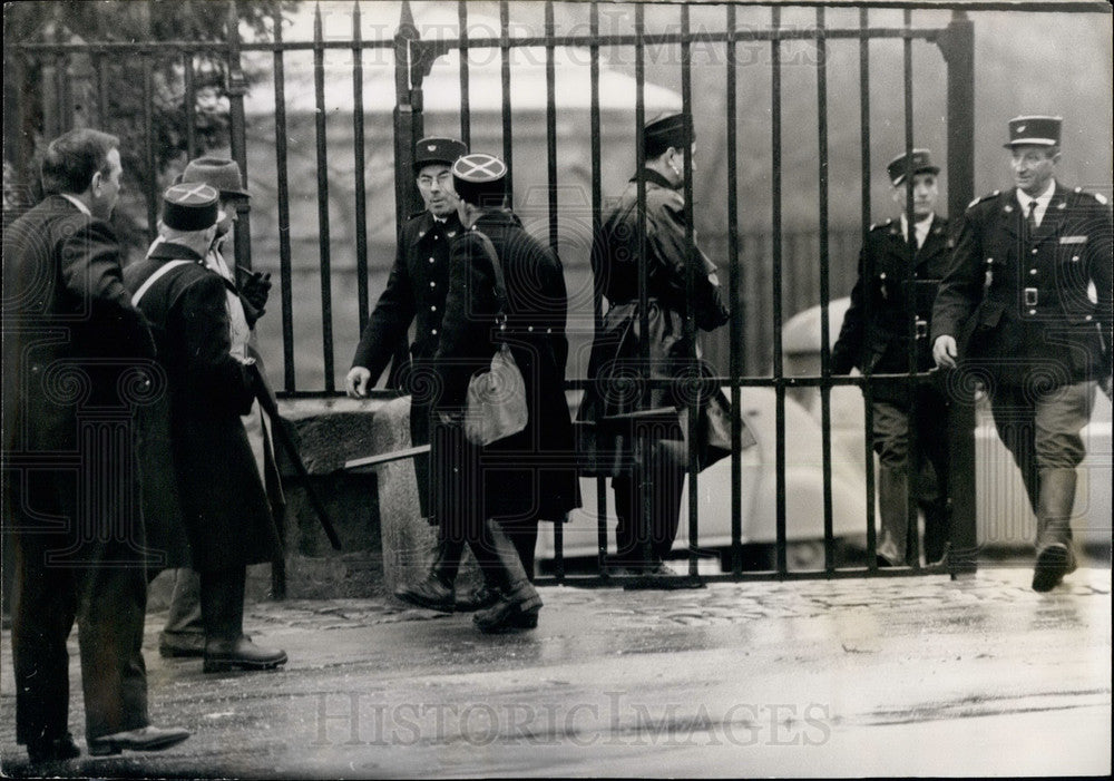 1962, Hunt gamekeepers at Parc of the Castle of RamBouillet. - Historic Images