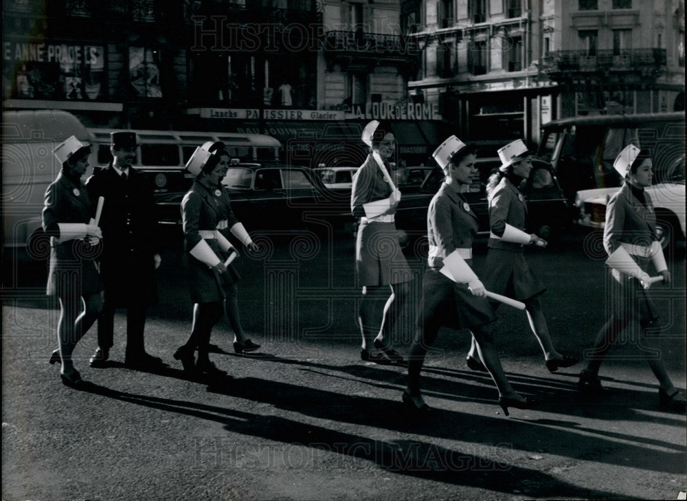 1965 Press Photo Traffic wardens with a Paris &quot;chic&quot; - Historic Images