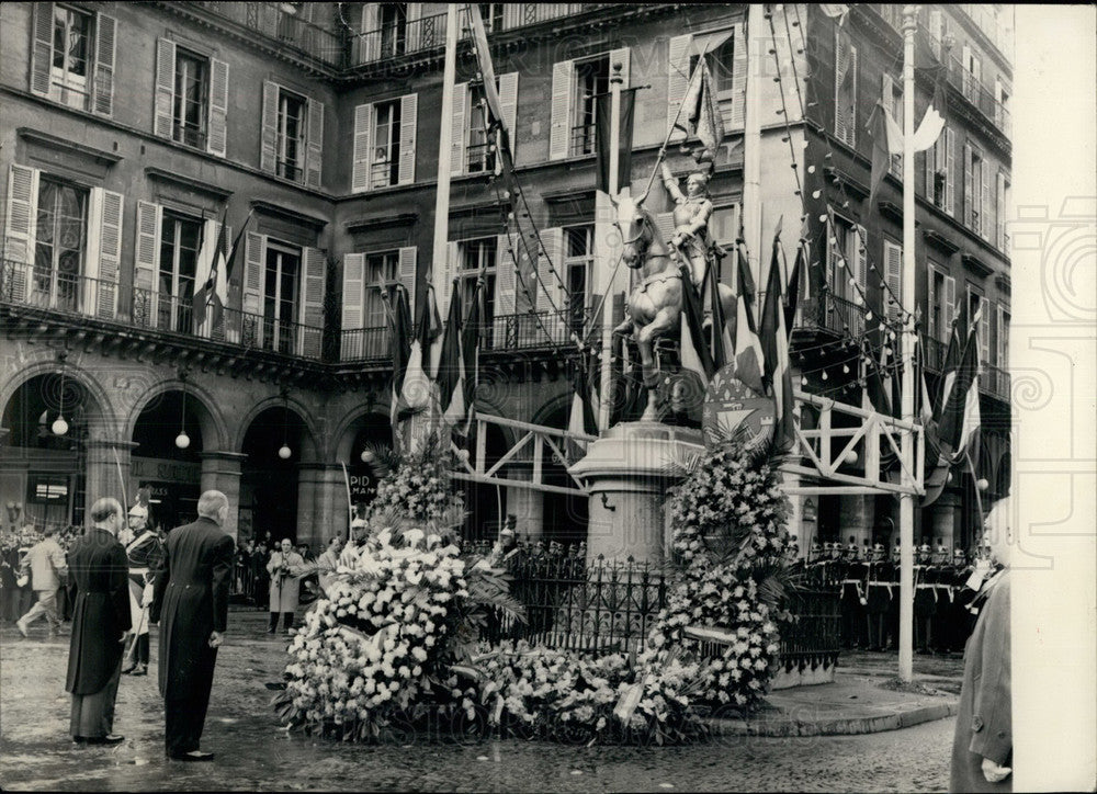 Press Photo Decorated statue of man on horseback - Historic Images