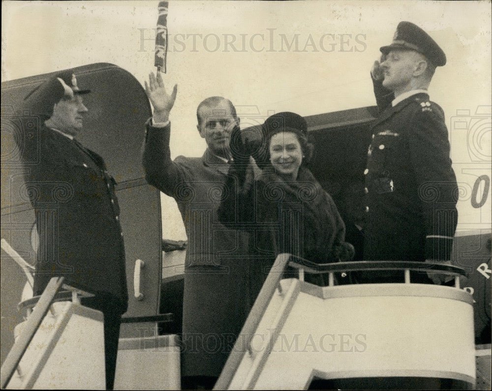 1963 Press Photo The Queen and the duke of Edinburgh board a plane - KSB20701-Historic Images