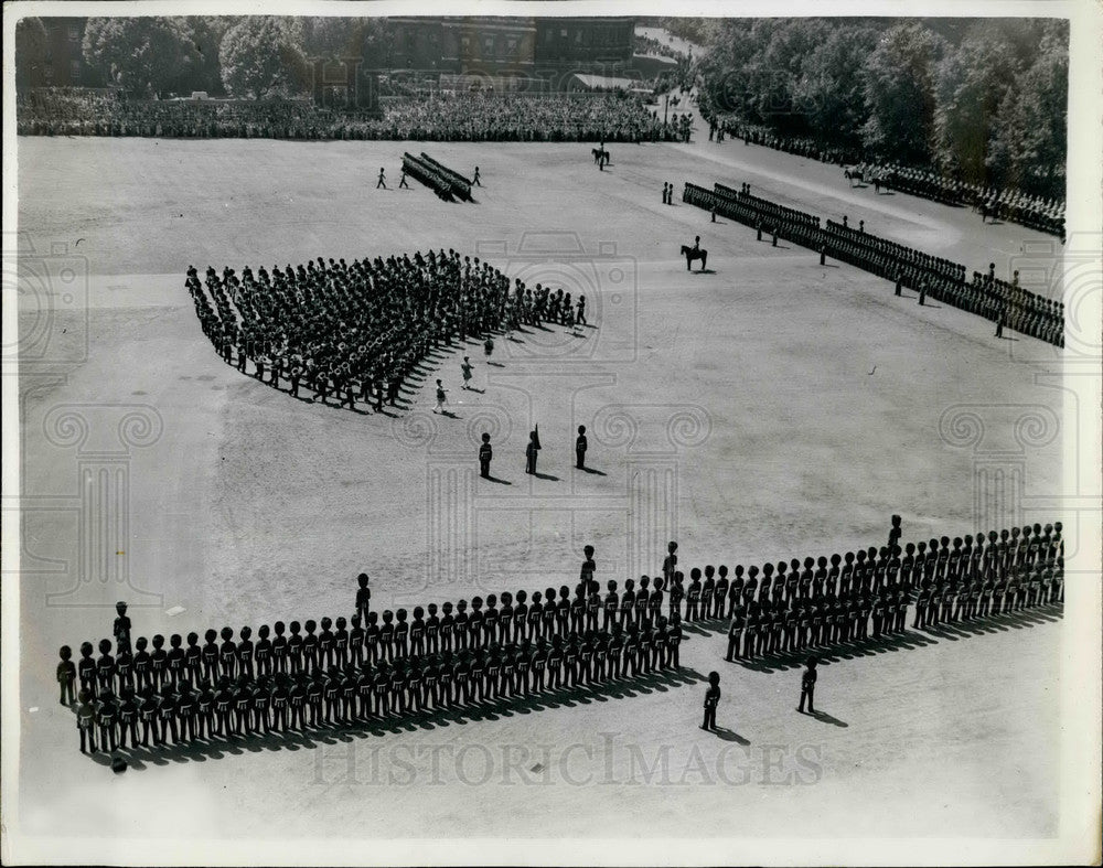 1959 Press Photo H,M. THE QUEEN today took the salute - KSB20703-Historic Images