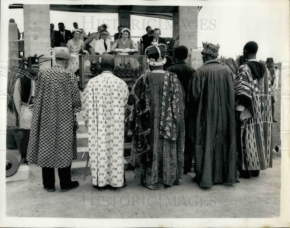 1956 Press Photo .M. The Queen and the Duke Of Edinburgh and African Chiefs-Historic Images