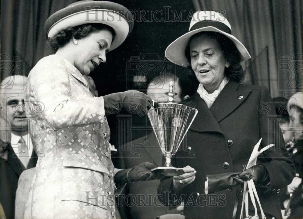 1972 Press Photo Queen Elizabeth Gives Longchamp Cup to Winning Horse&#39;s Owner-Historic Images