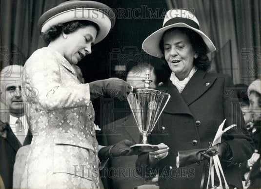 1972 Press Photo Queen Elizabeth Gives Longchamp Cup to Winning Horse's Owner-Historic Images