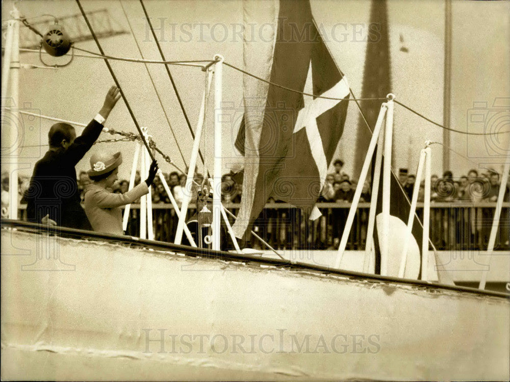 Press Photo Queen Elizabeth &amp; Prince Phillip on a boat - KSB20831 - Historic Images