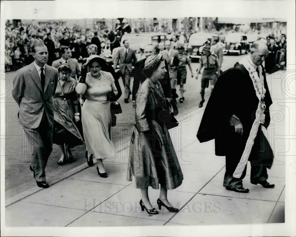 1954 Press Photo Queen &amp; Duke Of Edinburgh Visit Wollongord - KSB20865-Historic Images