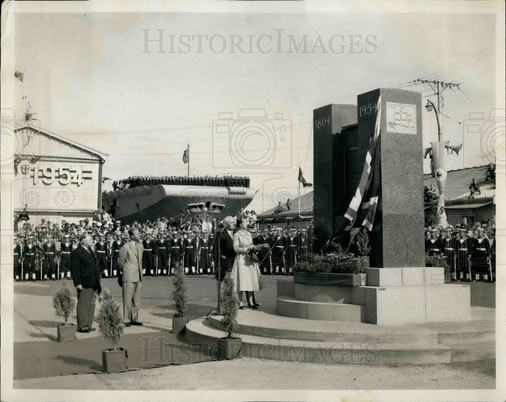 Queen Elizabeth Unveils Memorial Marking Foundation Hobart - Historic Images