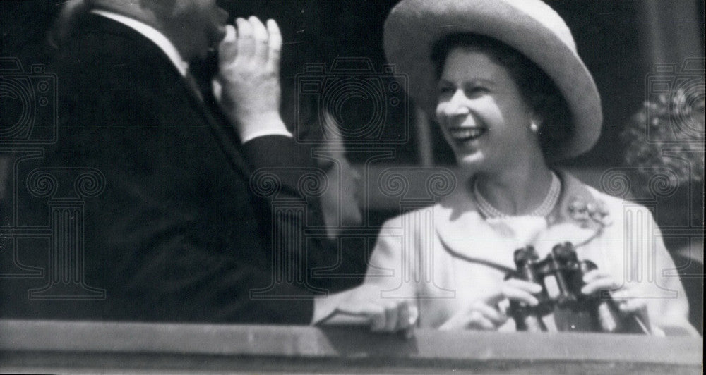 1965 Press Photo Queen Watches Horse Race - KSB20879 - Historic Images