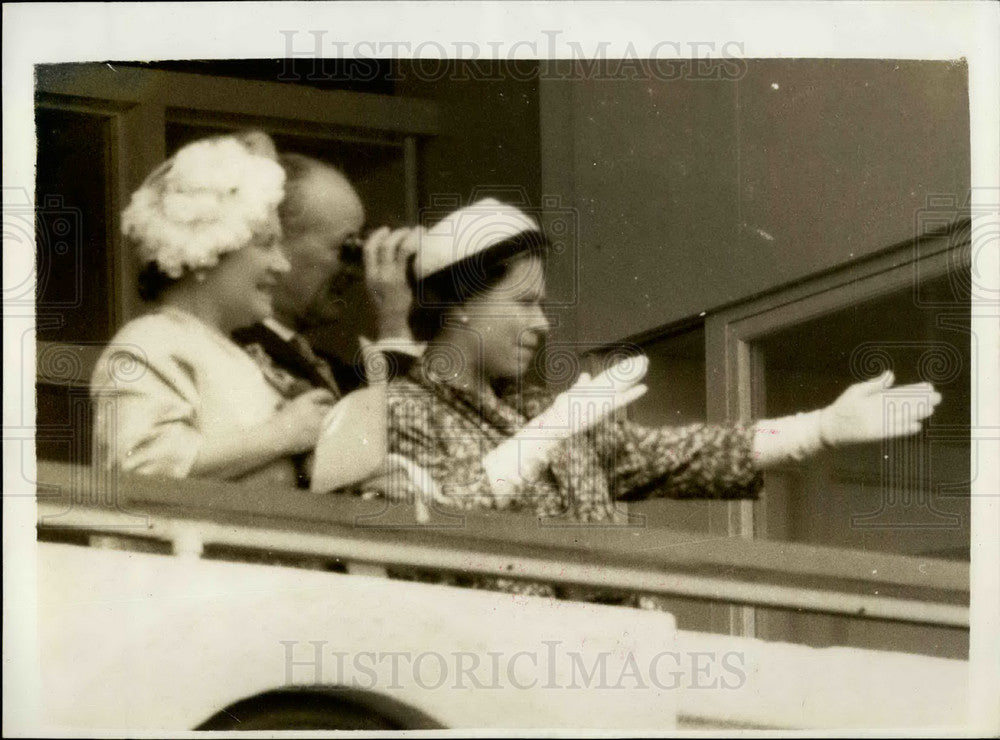 1959 Press Photo Queen Elizabeth Mother Watch Oaks Horse Race Epsom Royal Box - Historic Images